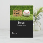 Invitation Le baseball sauve la date avec le ballon sur l'her (Debout devant)