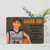 Invitation Le basket-ball d'anniversaire folâtre l'invitation (Debout devant)