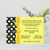 Invitation Le bébé jaune d'arc arrosent l'invitation de (Debout devant)