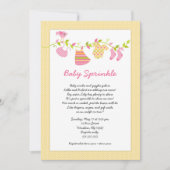 Invitation Le bébé jaune rose de corde à linge arrosent des (Devant)