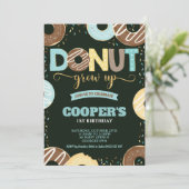 Invitation Le beignet grandissent le ęr garçon de partie de (Debout devant)