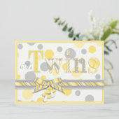 Invitation Le gris jumeau de jaune de bébés pointille le baby (Debout devant)