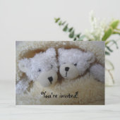 Invitation Le jumeau soutient l'invitation de baby shower (Debout devant)