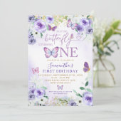 Invitation Le papillon floral mauve atteint un anniversaire (Debout devant)