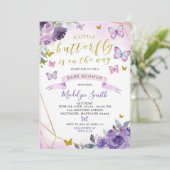 Invitation Le Papillon Floral Violet Est En Route Baby shower (Debout devant)