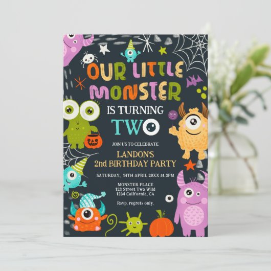 Invitation Le petit monstre d'Halloween mignon tourne à deux (Debout devant)