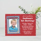 Invitation Le rouge de fête d'anniversaire de photo de (Debout devant)