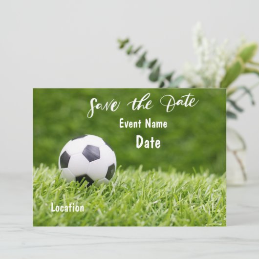 Invitation Le soccer est sur l'herbe verte save the date par (Debout devant)
