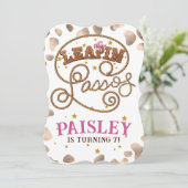 Invitation Leapin'Lassos Wild West Pink Cowgirl avec des bott (Debout devant)