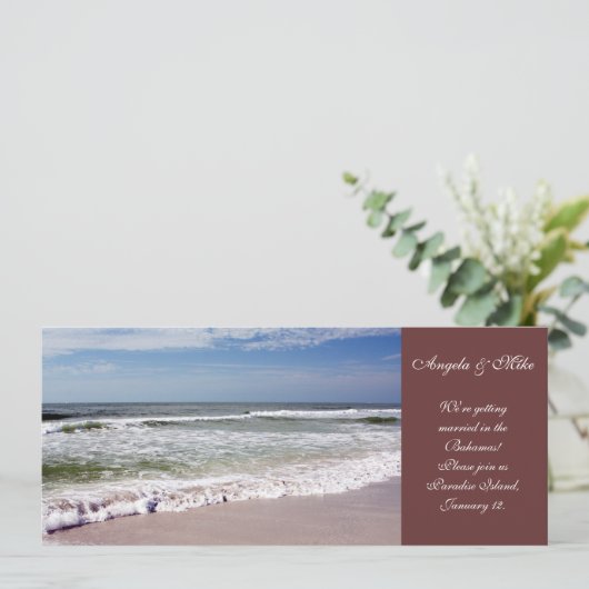 Invitation Les vagues s'écrasent sur la plage de sable (Debout devant)