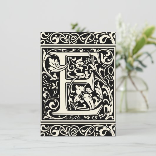 Invitation Lettre E Monogramme médiéval Art Nouveau (Debout devant)