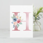 Invitation LETTRE Faux Pink Foil H Blush Monogramme Floral (Debout devant)