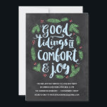 Invitation Lettres festives | Chalkboard Holiday Party<br><div class="desc">Cette invitation festive de fêtes de fin d'année présente un magnifique design typographique lettré à la main qui dit "Bonne nouvelle du confort et de la joie" dans la calligraphie de script de brosse. Des branches de pin vert et des baies rouges entourent le lettrage bleu clair et gelé. Le...</div>