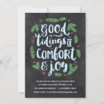 Invitation Lettres festives | Chalkboard Holiday Party<br><div class="desc">Cette invitation festive de fêtes de fin d'année présente un magnifique design typographique lettré à la main qui dit "Bonne nouvelle du confort et de la joie" dans la calligraphie de script de brosse. Des branches de pin vert et des baies rouges entourent le lettrage bleu clair et gelé. Le...</div>