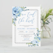 Invitation Lettres manuscrites bleu floral attaché le noeud (Debout devant)