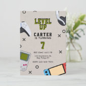 Invitation Level Up Gamer Birthday (Debout devant)