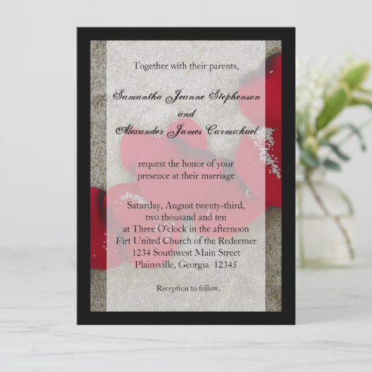 Invitation Lg Red Rose Petals sur Sand Beach Mariage (Debout devant)