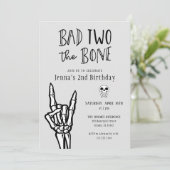 Invitation Light Grey Mauvais Deux The Bone 2e fête d'anniver (Debout devant)