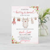 Invitation Linge de fraise Baby shower (Debout devant)