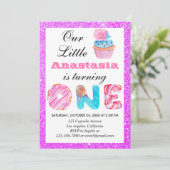 Invitation Little Cupcake Purple Parties scintillant 1er anni (Debout devant)
