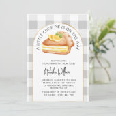 Invitation Little Cutie Pie En vichy Plaid Baby shower (Debout devant)