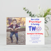 Invitation Little Firecracker 2e anniversaire (Debout devant)