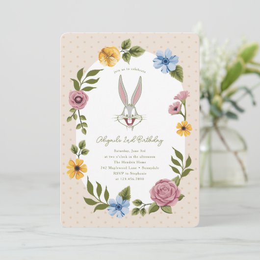 Invitation LOONEY TUNES™ | BUGS BUNNY™ Floral Anniversaire (Debout devant)