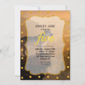 Invitation Loup gris debout sur un rocher dans la forêt (Devant)