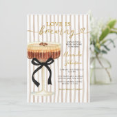 Invitation Love Is Brewing Bridal Shower Espresso Martini (Debout devant)