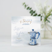 Invitation Love is Brewing Chinoiserie blue Bridal Shower Inv (Debout devant)