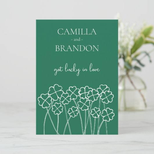 Invitation Lucky In Lover Clover Emerald Green Mariage (Debout devant)