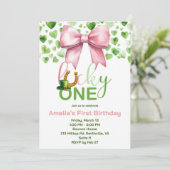 Invitation Lucky One rose et vert Premier anniversaire (Debout devant)