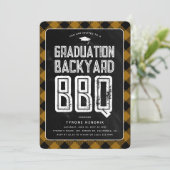 Invitation Lumberjack Plaid Jardin BBQ Graduation Party (Debout devant)