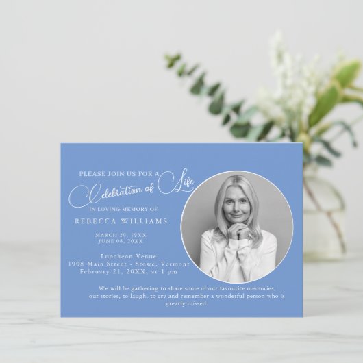 Invitation Lumière bleue minimale Célébration de vie Invitati (Debout devant)