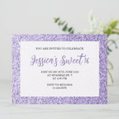 Invitation Lumière violet scintille Sweet 16 élégant script (Debout devant)