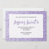 Invitation Lumière violet scintille Sweet 16 élégant script (Devant)