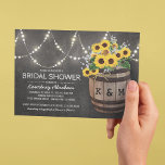 Invitation Lumières Vignoble Rustique Fête des mariées de tou<br><div class="desc">Invitations de douches nuptiales de campagne élégantes avec un fond de tableau noir rustique,  des lumières à corde,  tournesols jaunes d'été,  un tonneau en bois vinicole avec initiales de couple et un morceau de fil noué.</div>