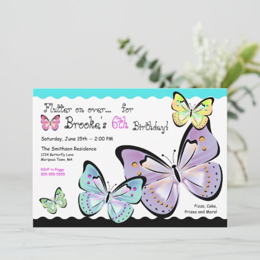 Invitation lumineuse et belle de papillon (Debout devant)
