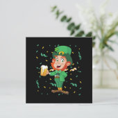 Invitation Lutin buvant de la bière St. Patrick's Day (Debout devant)