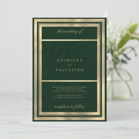 Invitation Luxe or vert foncé monogramme initiales mariage (Debout devant)
