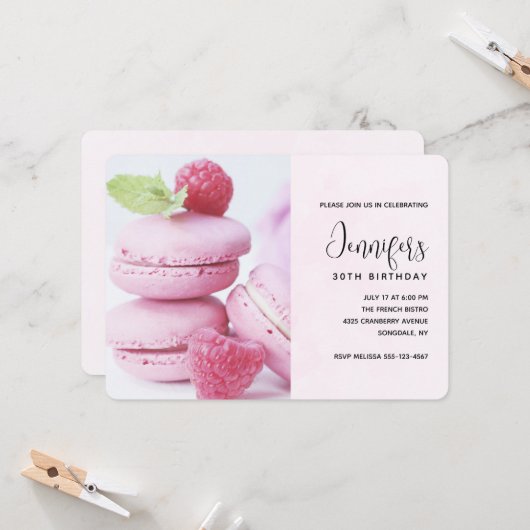 Invitation Macarons roses avec des framboises rouges d'annive (Devant/Arrière en situation)