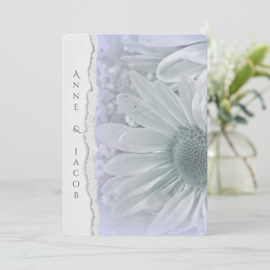 Invitation macro marguerite en teinte violette avec bord de p (Debout devant)