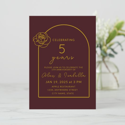 Invitation Magenta moderne et or 5e anniversaire Mariage (Debout devant)