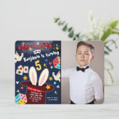 Invitation magique de fête d'anniversaire pour enf (Debout devant)