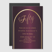 Invitation Magnétique 50e anniversaire burgundy or arch script luxe (Devant / Derrière)