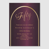 Invitation Magnétique 50e anniversaire burgundy or arch script luxe (Devant)