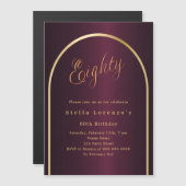 Invitation Magnétique 80e anniversaire burgundy or arch script luxe (Devant / Derrière)