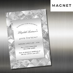 Invitation Magnétique Anniversaire de luxe moderne et élégant en argent<br><div class="desc">Un motif moderne à carreaux argent comme arrière - plan. Personnalisez et ajoutez un nom et des détails du parti.</div>