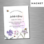 Invitation Magnétique Anniversaire papillon violet fleur sauvage luxe<br><div class="desc">Un arrière - plan blanc à l'avant. Décoré d'abeilles et de fleurs sauvages peints en violet et rose et d'un grand papillon. Personnalisez et ajoutez un nom et des détails du parti.</div>