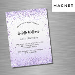 Invitation Magnétique Anniversaire violet lavande scintille luxe script<br><div class="desc">Pour une soirée élégante de 40ème anniversaire (ou tout âge). Un arrière - plan chic,  blanc et violet. Décoré de parties scintillant violette,  pétillant. Personnalisez et ajoutez un nom et des détails du parti. Le nom est écrit avec un script de style manuscrit</div>
